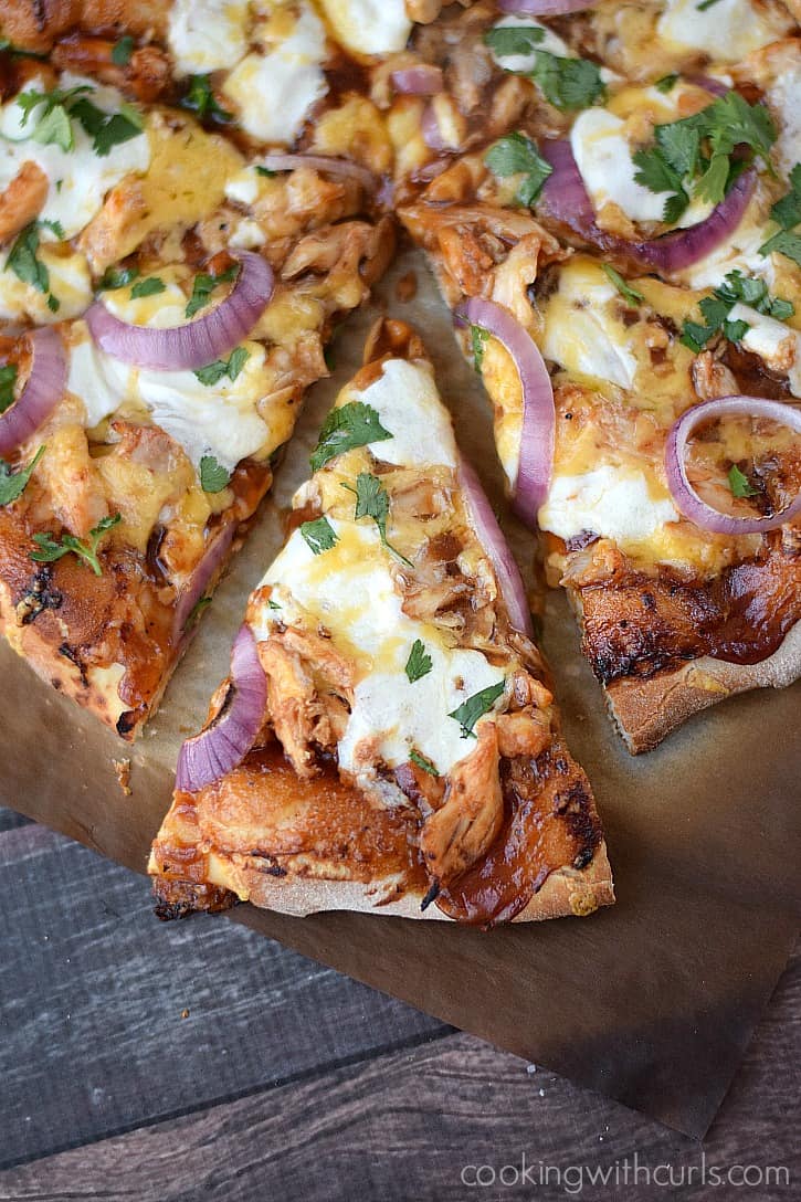 Change things up for your next pizza night, with this Barbecue Chicken Pizza | cookingwithcurls.com