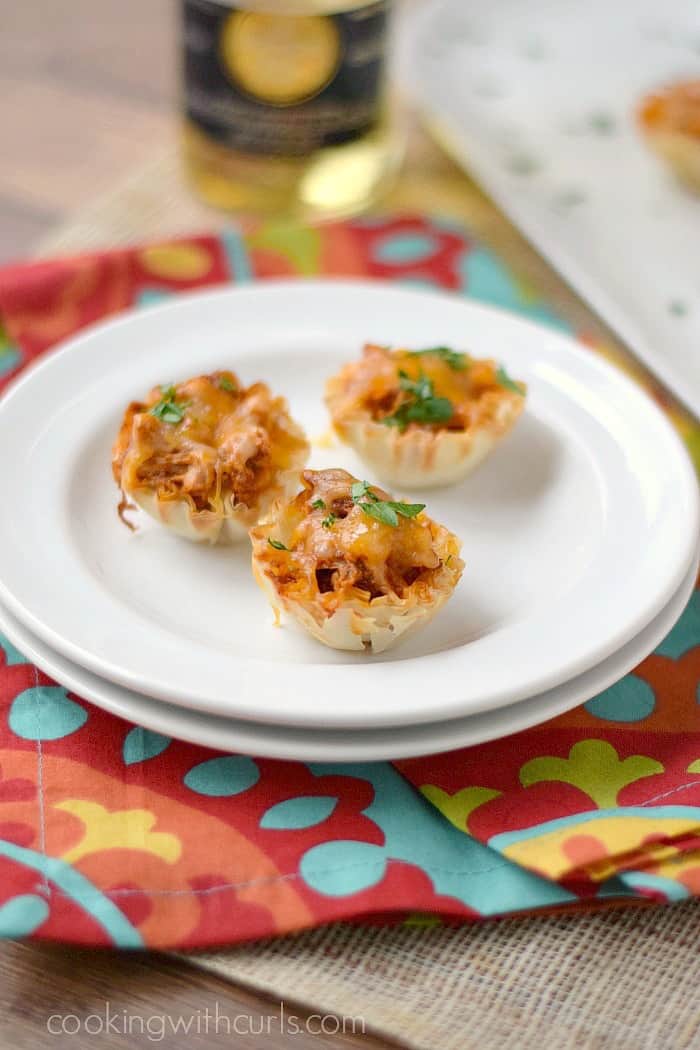 These Chicken Enchilada Bites are ready in 15 minutes and you only need 5 ingredients! cookingwithcurls.com