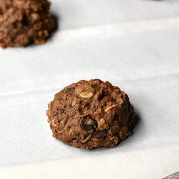 These vegan, Chocolate Peanut Butter Oatmeal Cookies are delicious and healthy!! cookingwithcurls.com