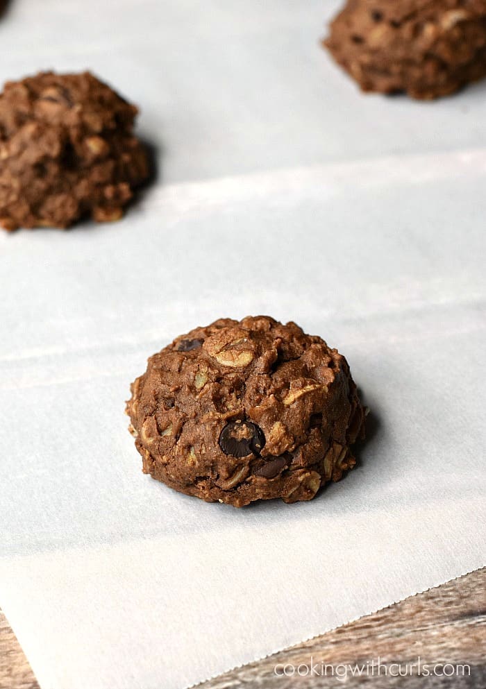 These vegan, Chocolate Peanut Butter Oatmeal Cookies are delicious and healthy!! cookingwithcurls.com