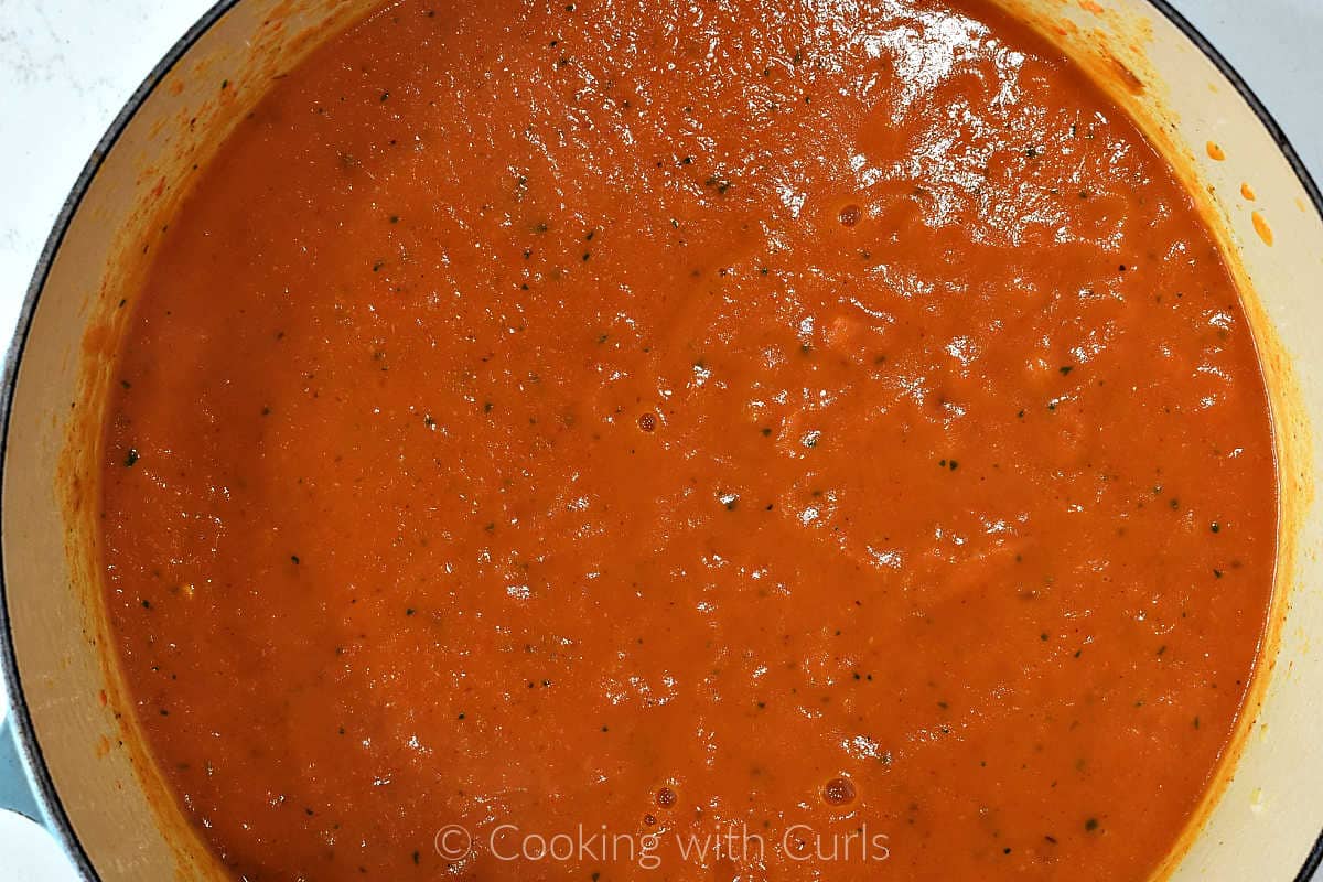 pureed-roasted-red-pepper-soup-in-pot.