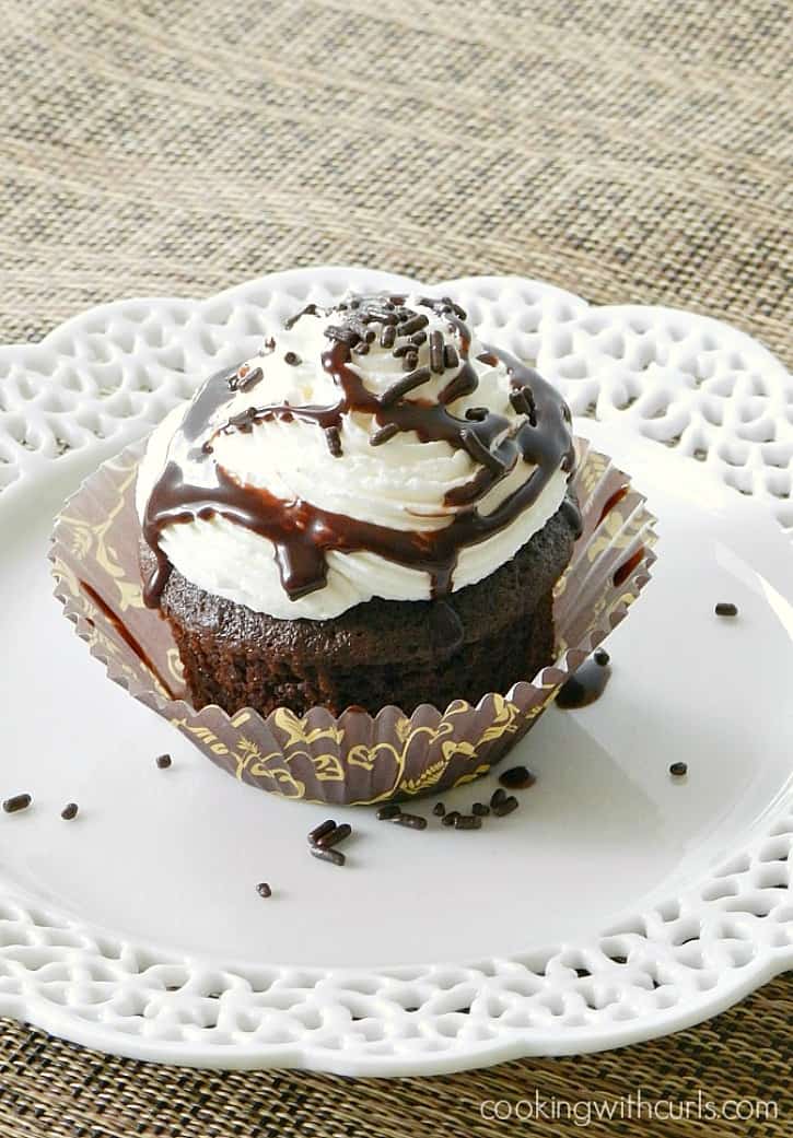 Who wouldn't love to bite into one of these delicious Cafe Mocha Cupcakes cookingwithcurls.com