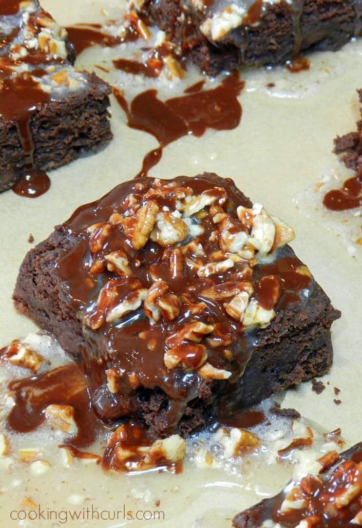 These Turtle Sourdough Brownies are tangy from the sourdough, so I topped with a rich caramel and pecan turtle topping to balance them out! cookingwithcurls.com