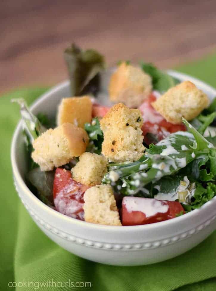 A delicious Dinner Salad with crunchy garlic croutons! cookingwithcurls.com