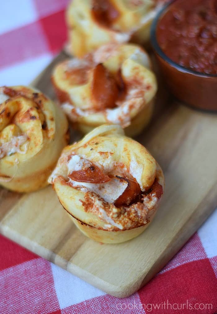 Pepperoni Pizza Muffins | cookingwithcurls.com
