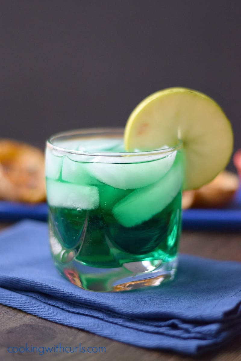 Seahawks Super Bowl Cocktail by cookingwithcurls.com