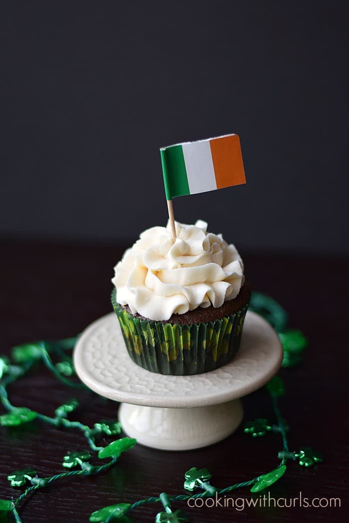 Baileys Kiss Cupcakes with Baileys Buttercream Happy St Patricks Day cookingwithcurls.com