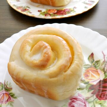 These delicious Lemon Curd Sweet Rolls are a perfect pick me up with their tangy filling and sweet glaze! cookingwithcurls.com