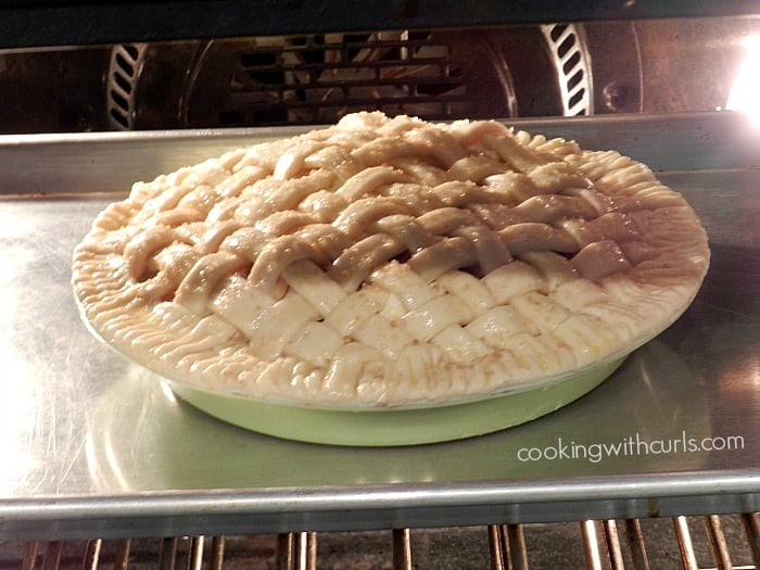 Lattice Top Apple Pie baking sheet cookingwithcurls.com