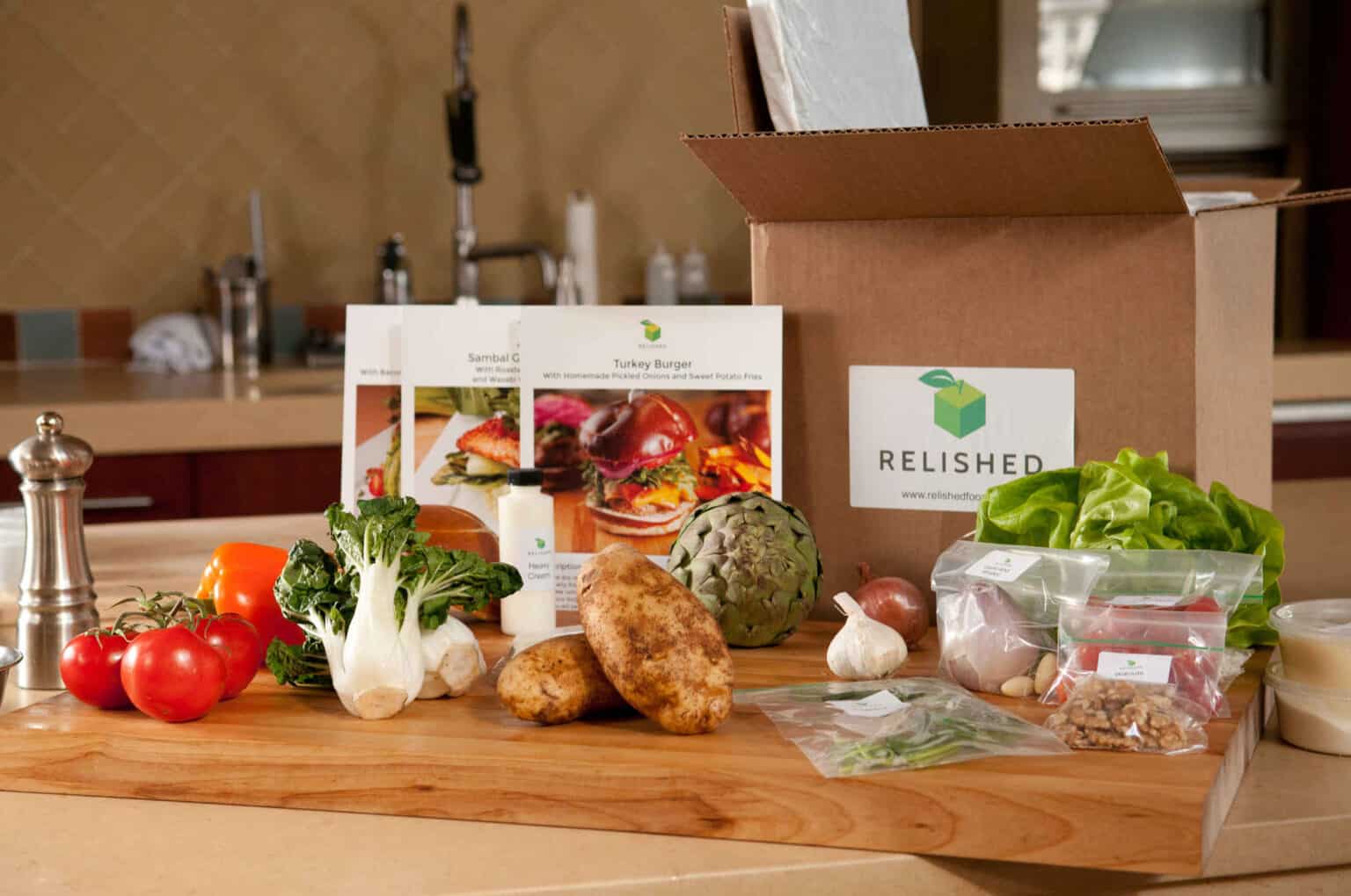 box_with_ingredients_and_recipe_cards