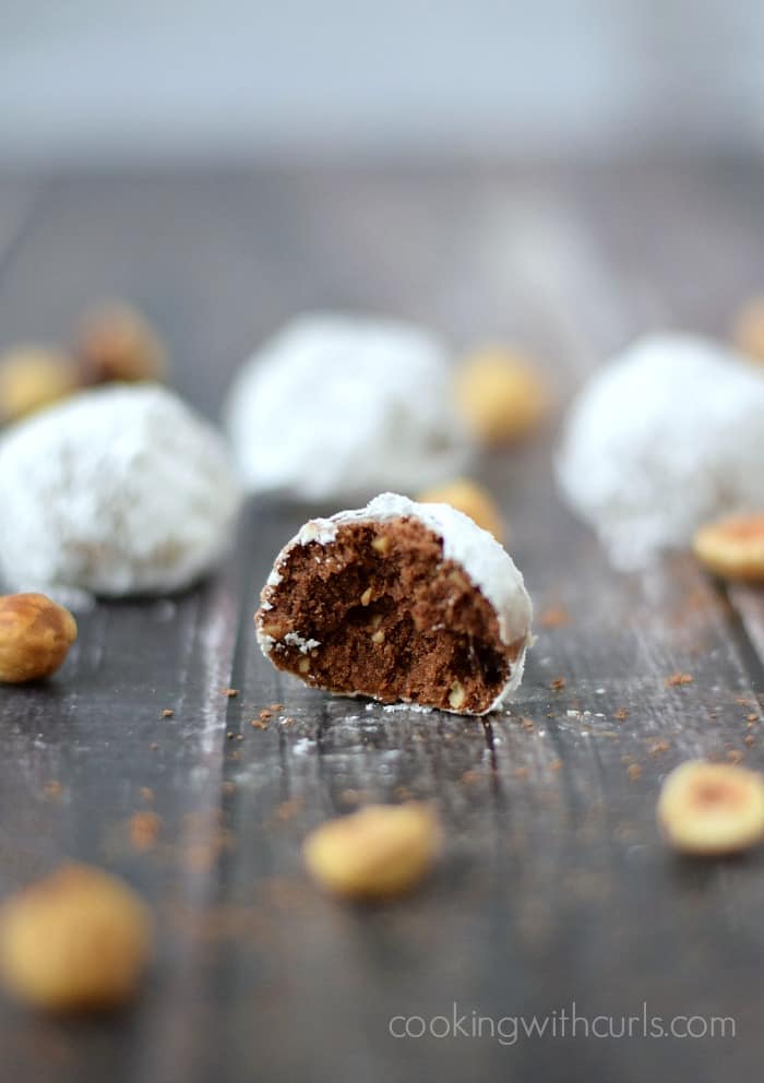 Nocciolata Teacakes - delicious hazelnuts and chocolate rolled in powdered sugar | cookingwithcurls.com