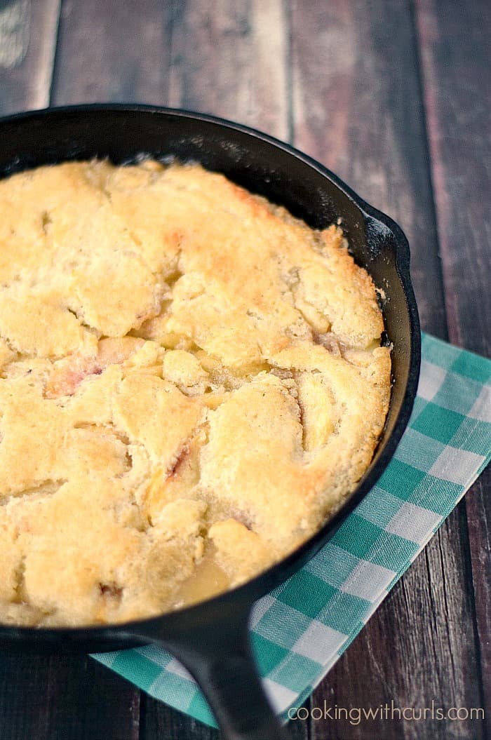 An old-fashioned Peach Cobbler baked in a skillet | cookingwithcurls.com
