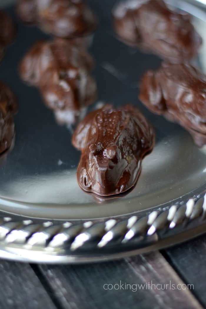Chocolate Frogs filled with homemade caramel and chopped pecans | cookingwithcurls.com | #halloween #harrypotter
