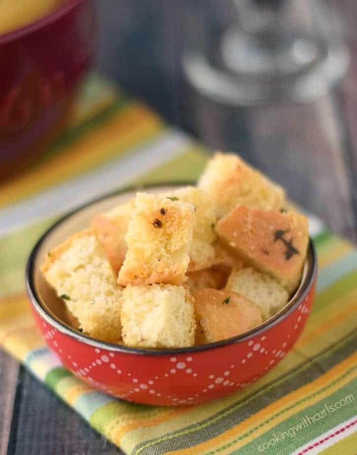 Crunchy Garlic Croutons are perfect on salads and soups! cookingwithcurls.com