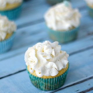 Light and delicious White Chocolate Champagne Cupcakes are fancy cupcakes that are perfect for any occasion | cookingwithcurls.com