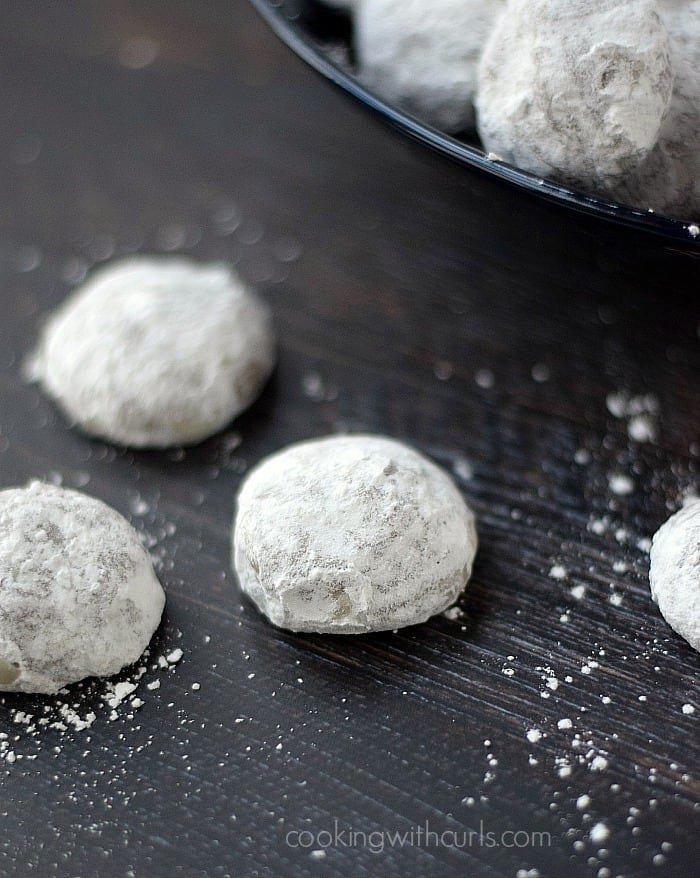 Chocolate Mint Truffle Snowballs| cookingwithcurls.com #fbcookieswap #hersheytruffles