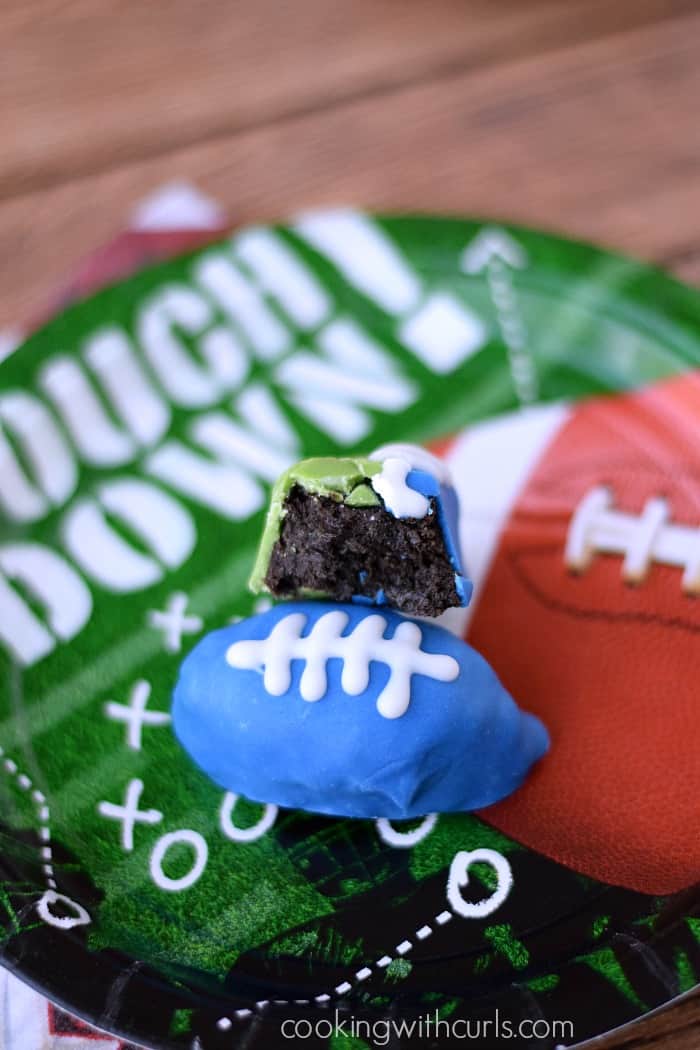 OREO Cookie Balls - delicious game day treat | cookingwithcurls.com #OREOCookieBalls #ad #football