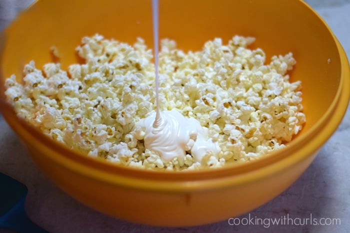 White Chocolate Popcorn pour cookingwithcurls.com