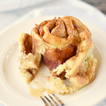 Fluffy, delicious Maple Bacon Cinnamon Rolls! cookingwithcurls.com