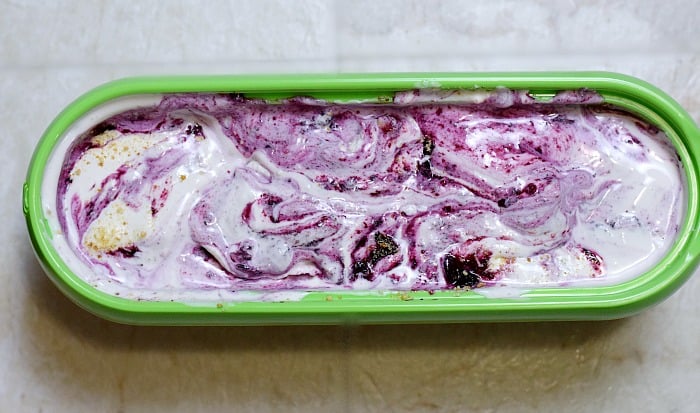 Blueberry Cheesecake Ice Cream swirl cookingwithcurls.com