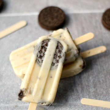 Cookies and Cream Pudding Pops are perfect for those hot summer days! cookingwithcurls.com