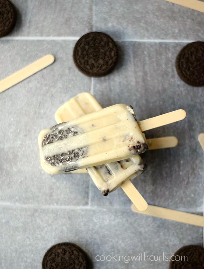 Cool and creamy Cookies and Cream Pudding Pops! cookingwithcurls.com