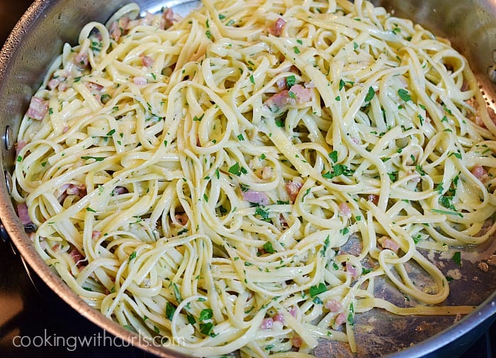 Linguine alla Carbonara - super simple weeknight meal | cookingwithcurls.com