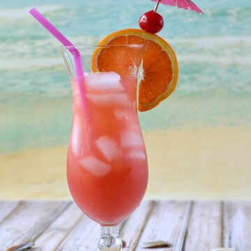 You can almost feel the ocean breeze while enjoying this refreshing Bahama Mama | cookingwithcurls.com