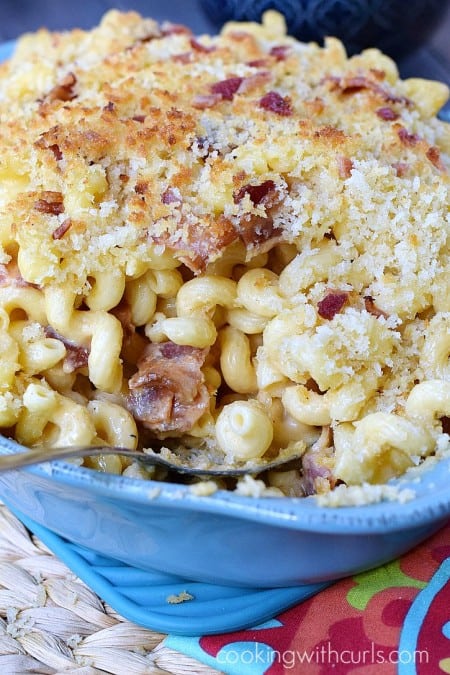 Grab a spoon and dig in!! This Chipotle Bacon Macaroni and Cheese is AMAZING!! cookingwithcurls.com