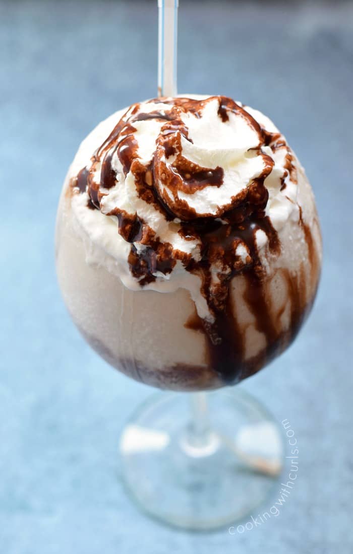 An Extreme Mudslide Milkshake is the perfect cocktail after an extreme move across the country! cookingwithcurls.com