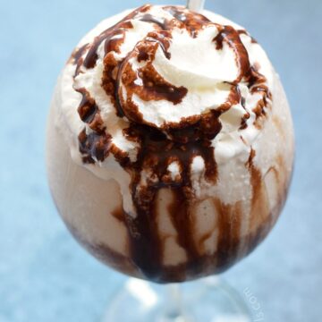 An Extreme Mudslide Milkshake is the perfect way to unwind after an extremely hard week! cookingwithcurls.com