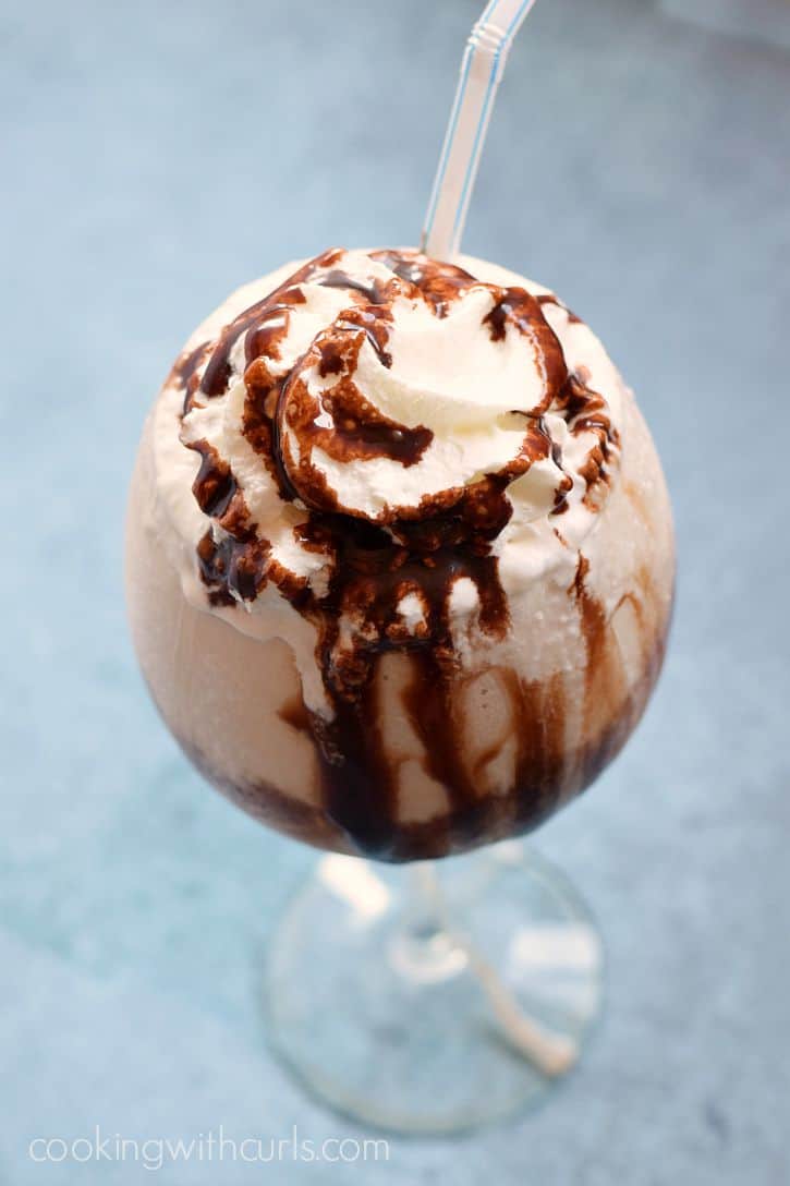 Cocktail or dessert, you decide. This Extreme Mudslide Milkshake is perfect for any occasion / cookingwithcurls.com