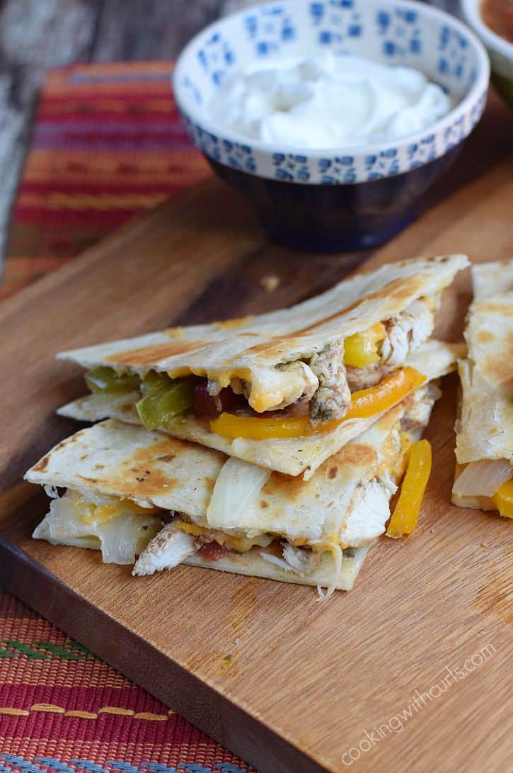Take dinner to a whole new level with these delicious Chicken Fajita Quesadilla | cookingwithcurls.com