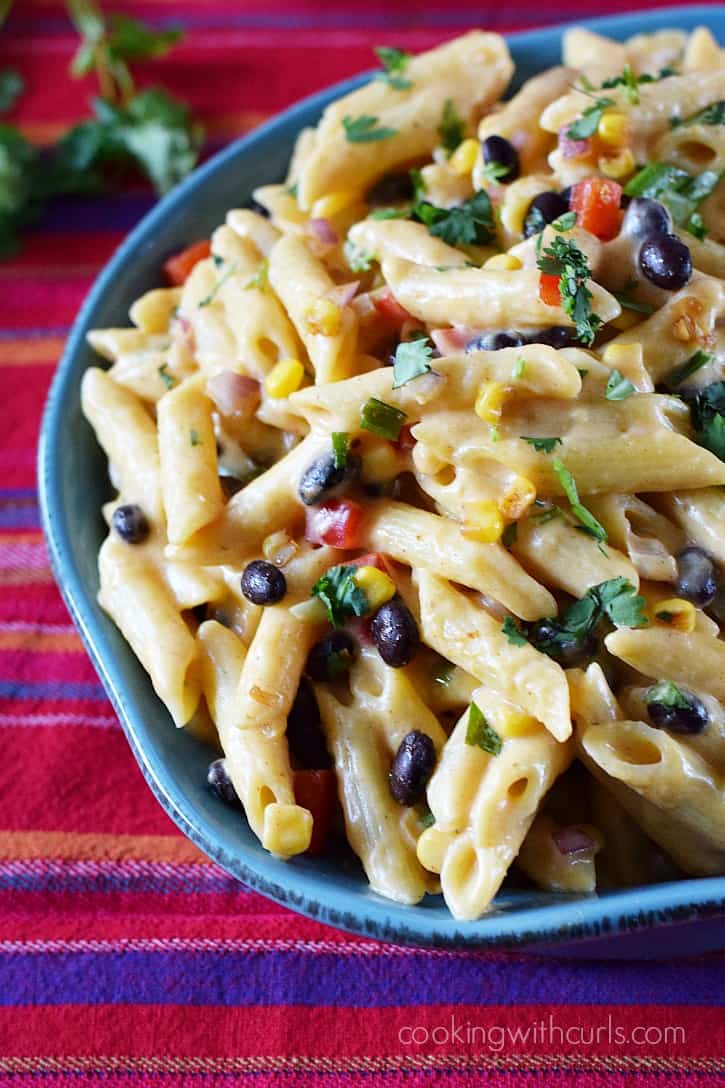 Cheesy and delicious with a touch of heat make this Fiesta Macaroni and Cheese the perfect meal for dinner tonight | Cheesy and delicious with a touch of heat make this Fiesta Macaroni and Cheese the perfect meal for dinner tonight | cookingwithcurls.com