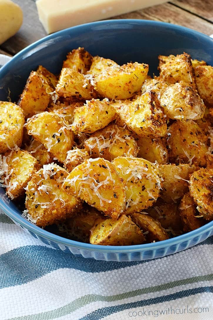 These Crispy Italian Roasted Potatoes are crispy and crunchy on the outside, and tender and delicious on the outside | cookingwithcurls.com