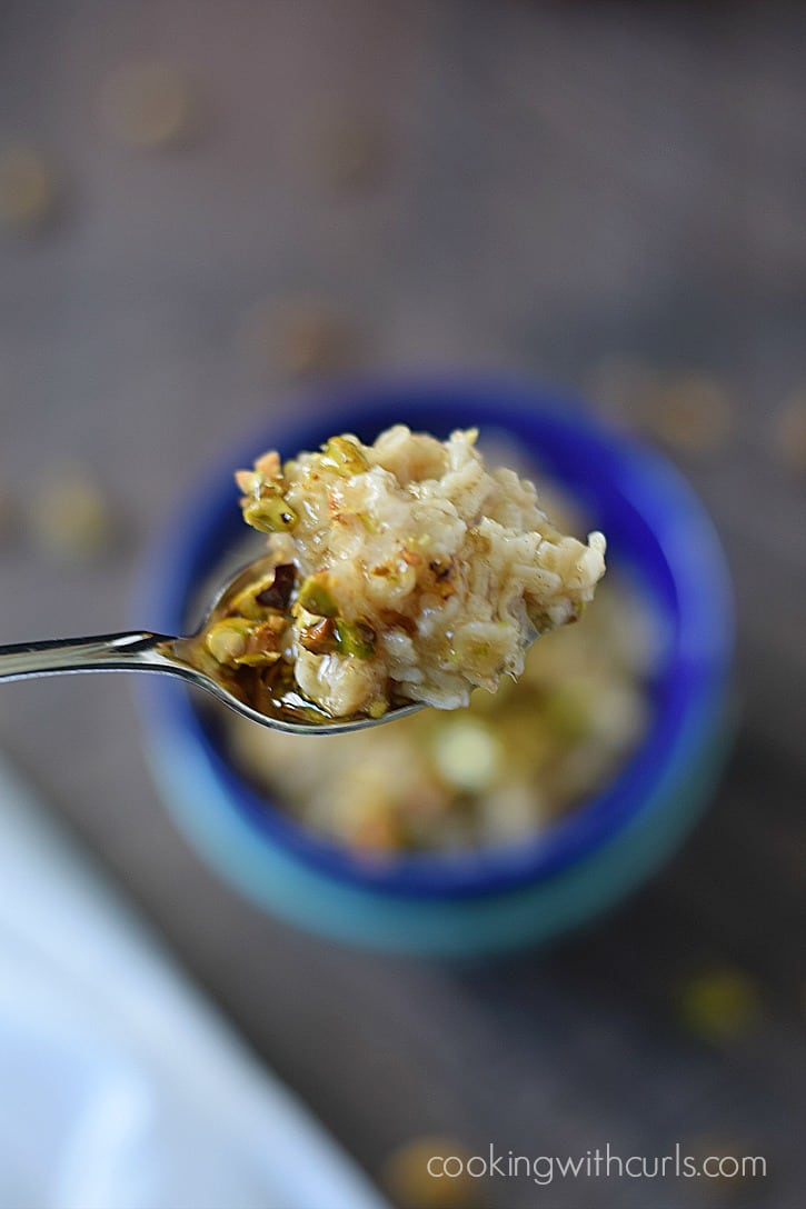 Creamy, crunchy, and full of flavor Pistachio Baklava Oatmeal is the perfect way to start the day | cookingwithcurls.com