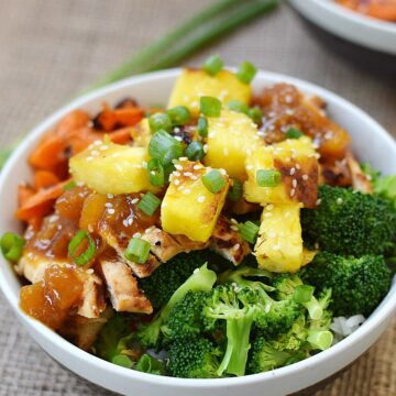 These Grilled Chicken Teriyaki Bowls are the perfect way to get the kids to eat their veggies | cookingwithcurls.com