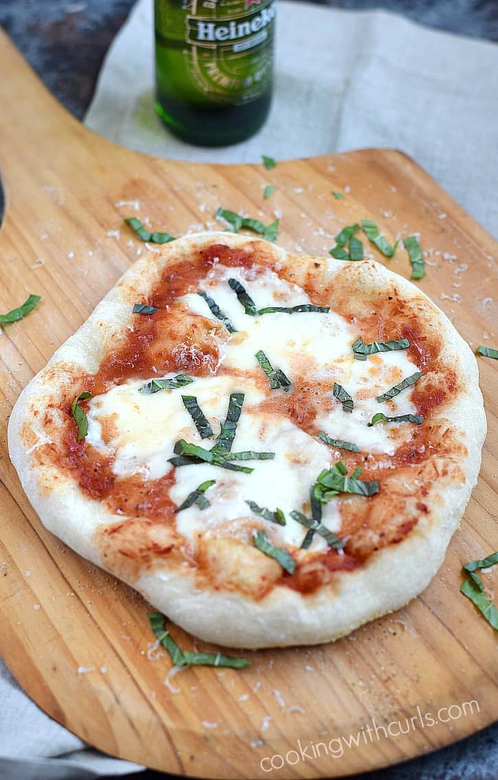 Msg 4 21+ Make your guests a Grilled Pizza Margherita at your next summer party and they will fight to be invited back | cookingwithcurls.com #ad