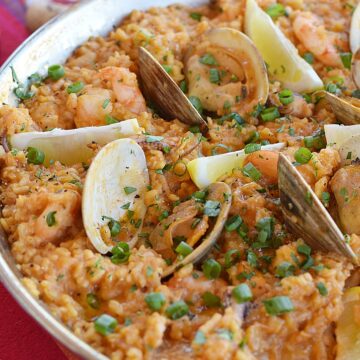 Msg 4 21+ Shrimp, clams, and all of their friends mix perfectly together in this delicious Seafood Paella | cookingiwthcurls.com #ArtofEntertaining #ad