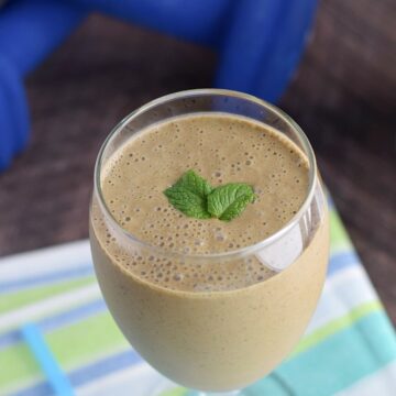 This Chocolate Peanut Butter Protein Smoothie is the perfect boost after a hard workout | cookingwithcurls.com #KashiPlantPower #GOTOGETHER #ad #vegan