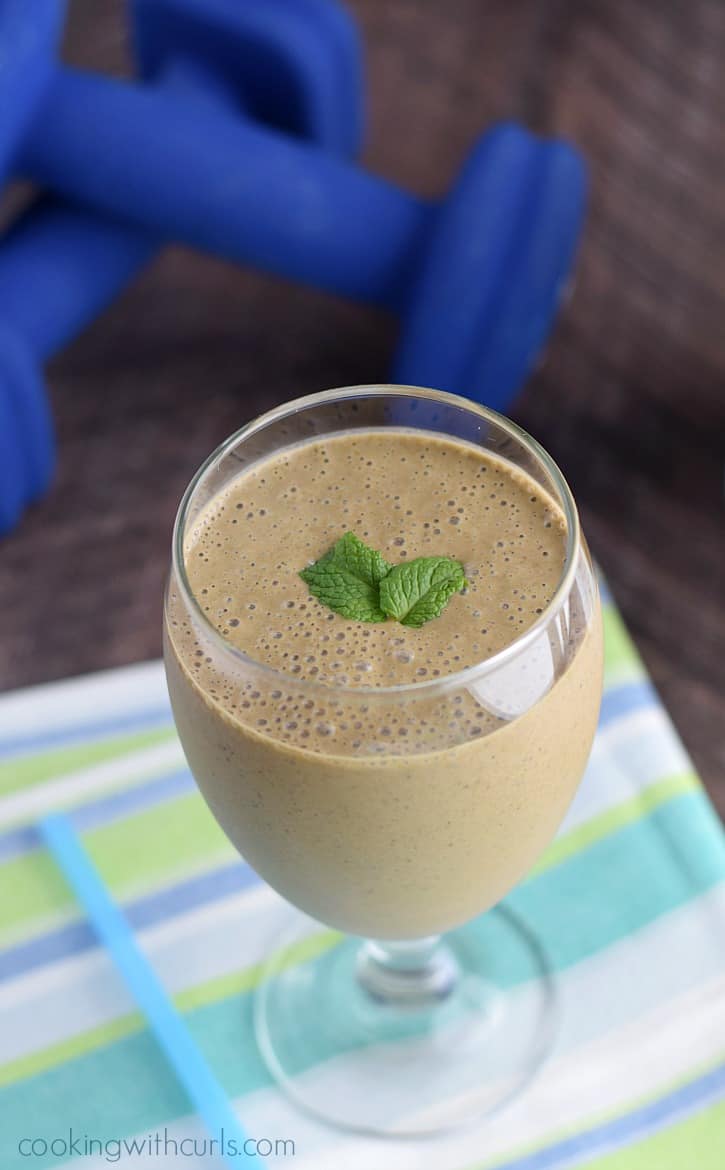 This Chocolate Peanut Butter Protein Smoothie is the perfect boost after a hard workout | cookingwithcurls.com #KashiPlantPower #GOTOGETHER #ad #vegan