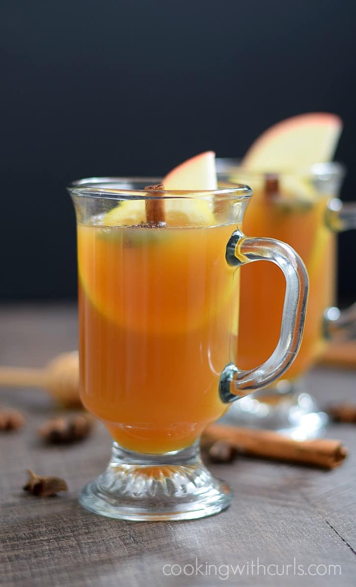 This Hot Spiced Cider Toddy will warm you up on a cool fall evening | cookingwithcurls.com