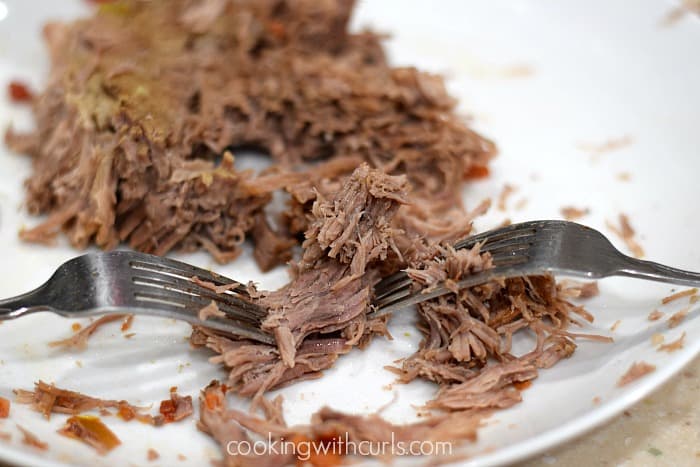 Mexican Style Shredded Beef {Instant Pot} shred cookingwithcurls.com