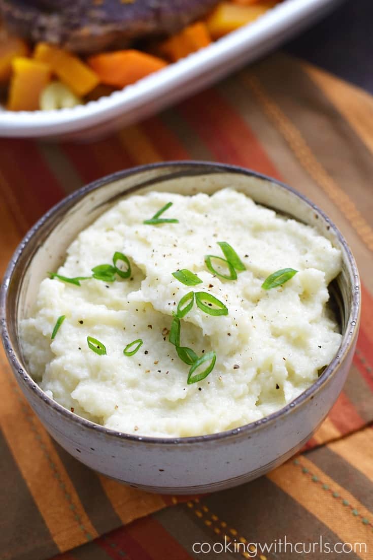Simple Cauliflower Mash tastes just like mashed potatoes and will even fool the pickiest of eaters | cookingwithcurls.com