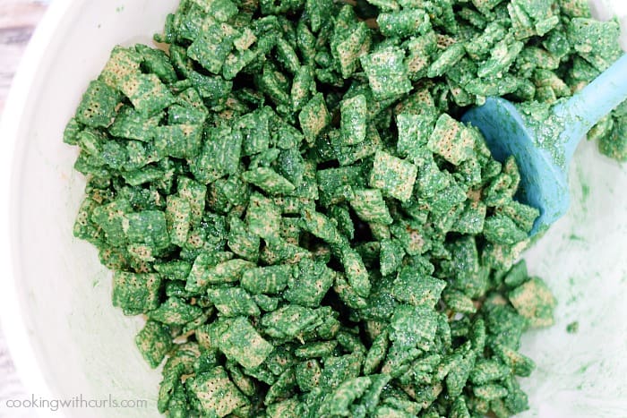 Grinch Puppy Chow mix cookingwithcurls.com