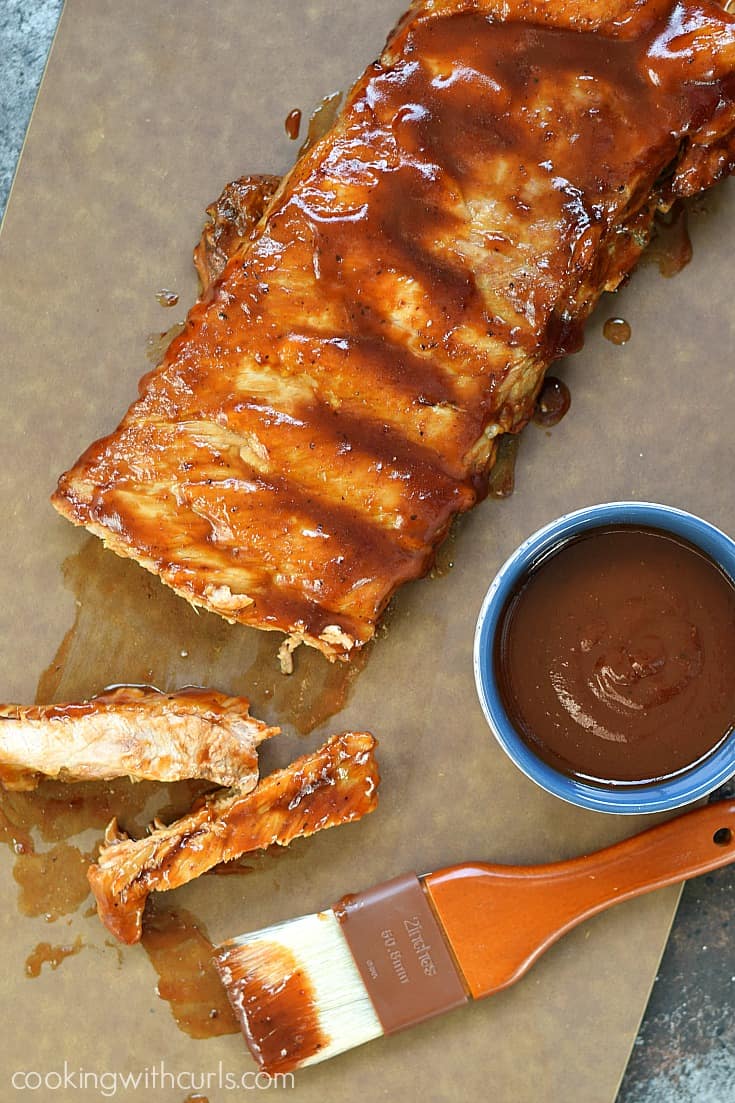 You only need minutes to create these delicious Instant Pot Barbecue Ribs for dinner any night of the week | cookingwithcurls.com