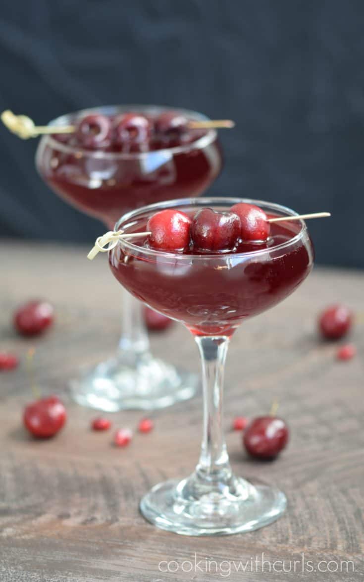 A Pomegranate Cherry Spritzer is the perfect way to celebrate without blowing your diet | cookingwithcurls.com