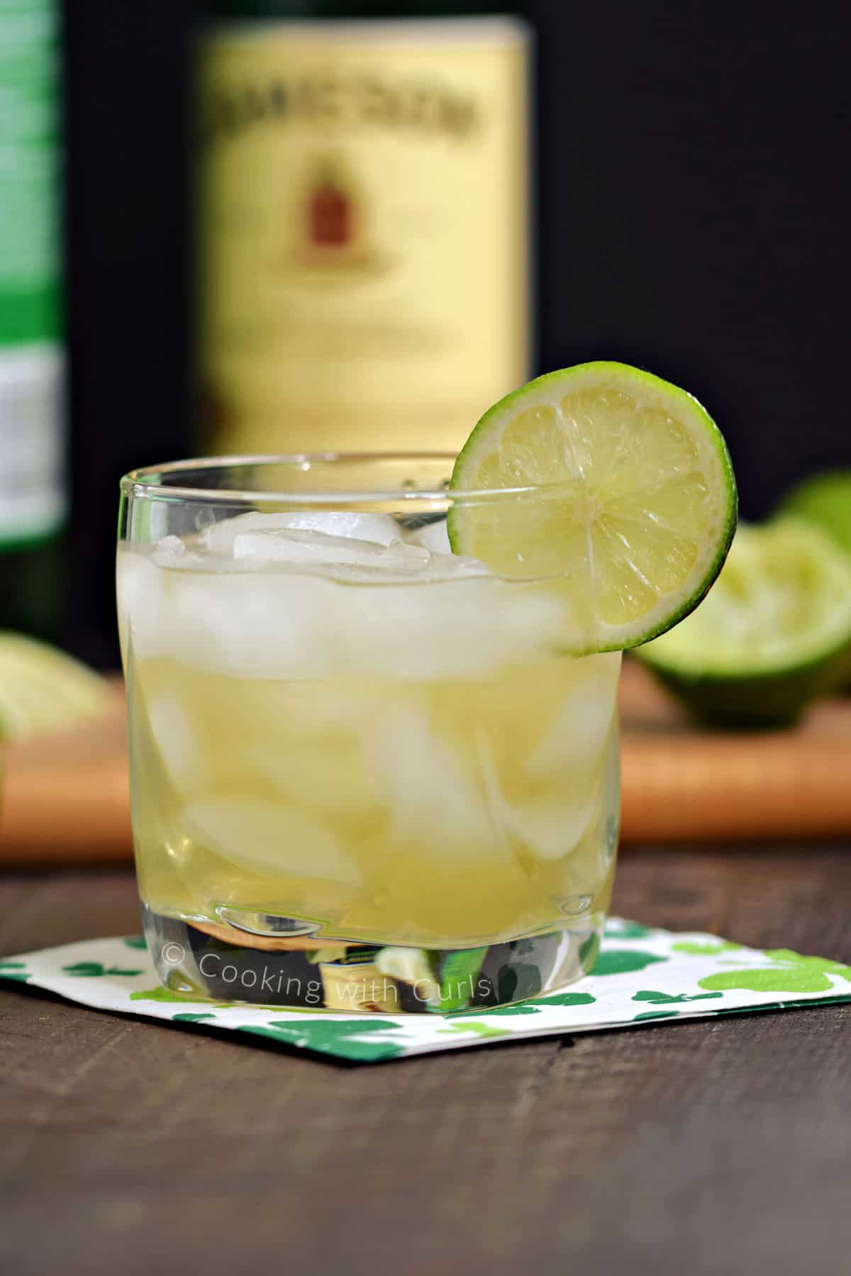 Jameson-ginger-and-lime-cocktail-in-an-ice-filled-glass.