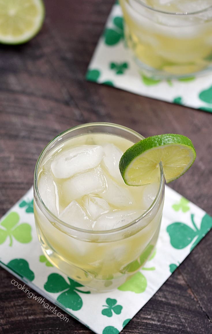 This Jameson & Ginger is guaranteed to have your Irish eyes smiling with it's light and refreshing flavors | cookingwithcurls.com