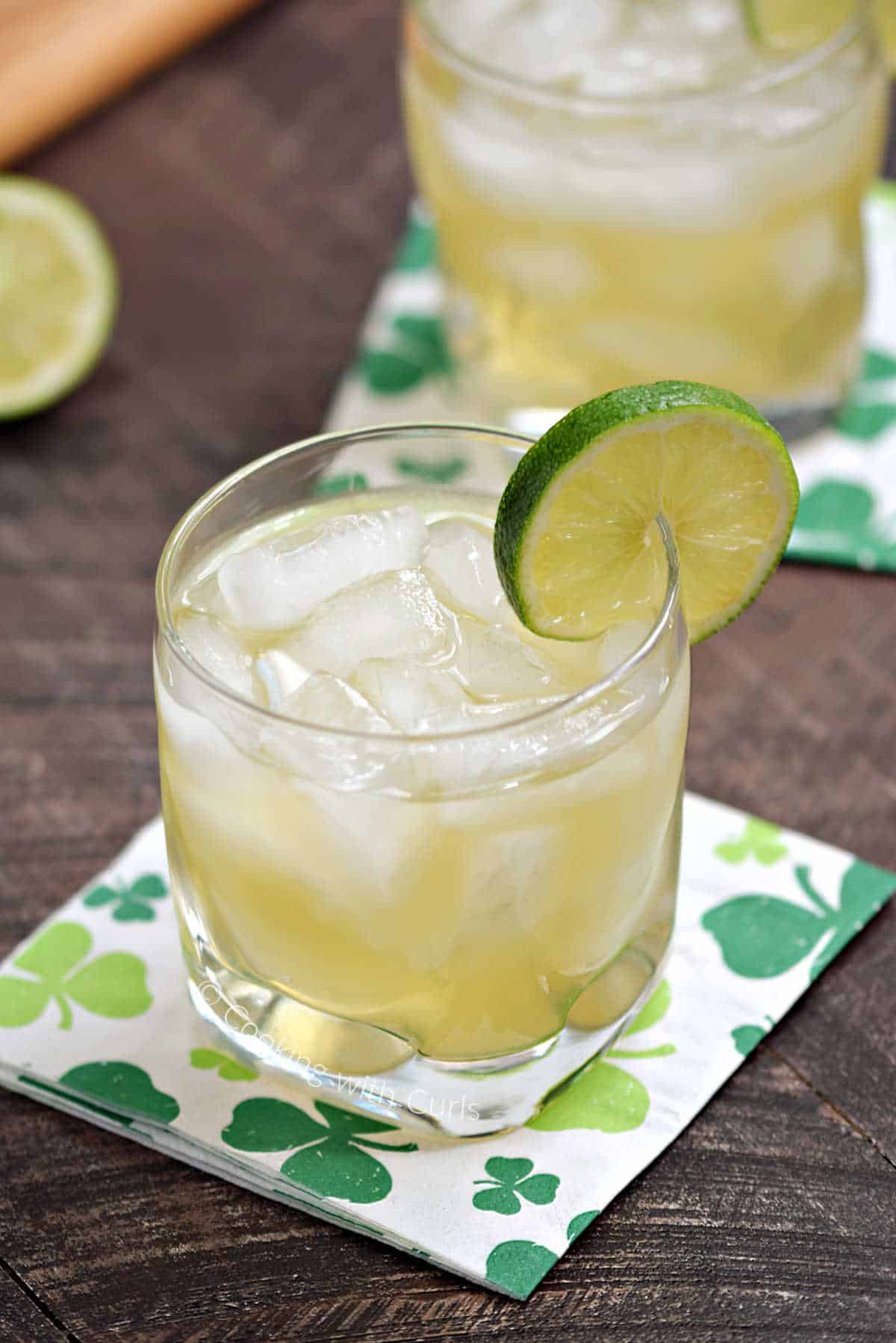 Jameson-whiskey-lime-juice-and-ginger-ale-with-lime-wheel-garnish.